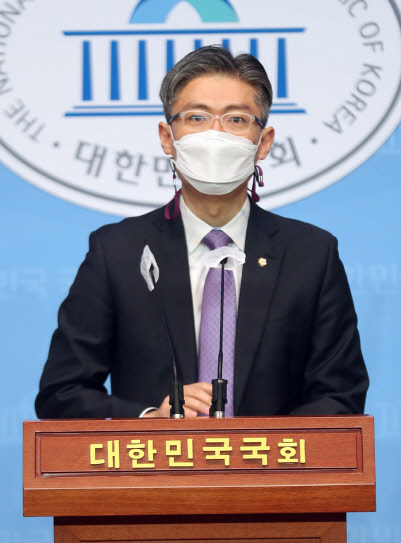 4·7 서울시장 보궐선거 출마를 선언한 시대전환 조정훈 의원이 3일 국회 소통관에서 공약을 발표하고 있다.  연합뉴스